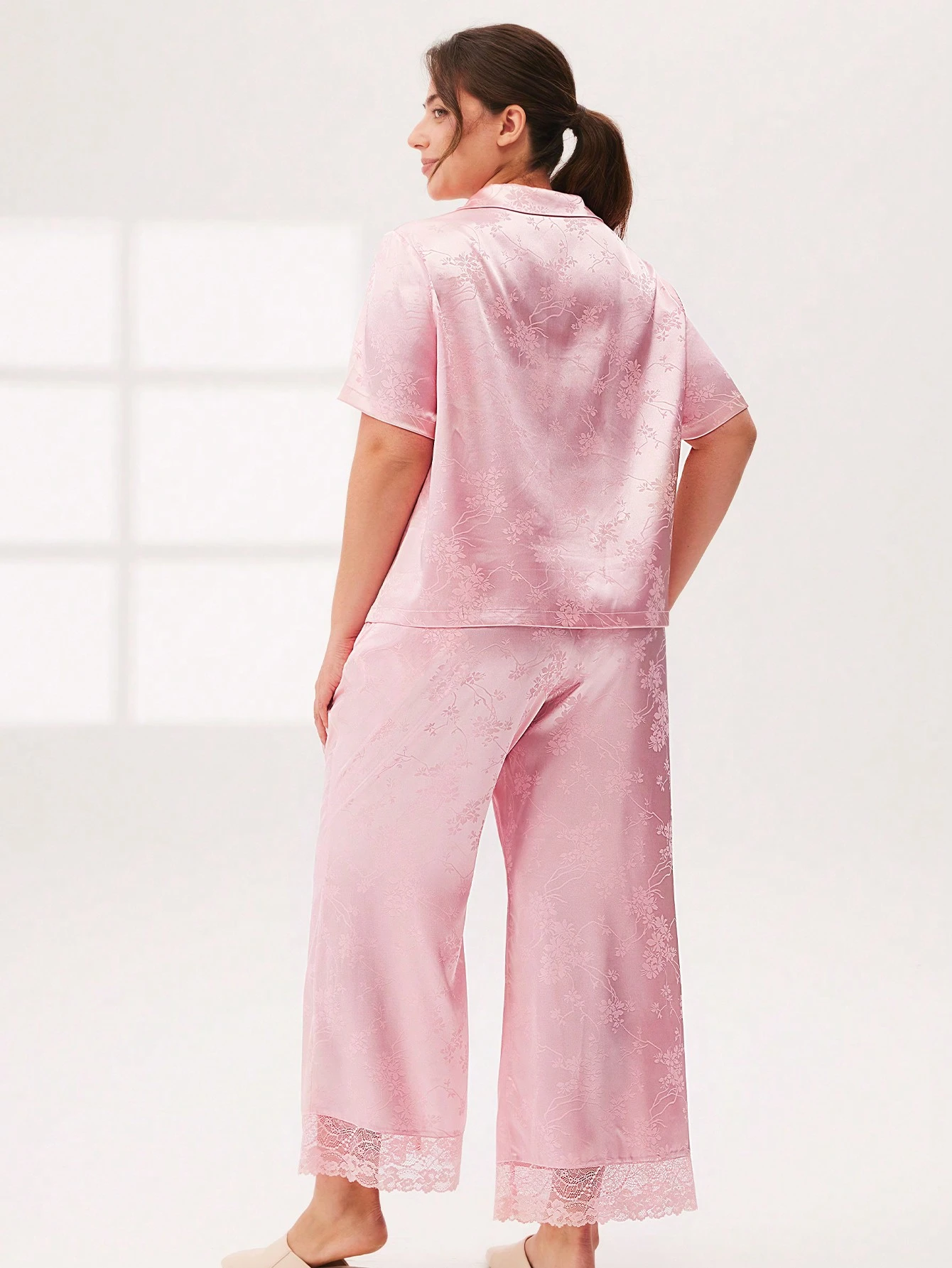 Conjunto de pijama de mujer con top con botones y pantalones con estampado floral de encaje elegante y lujoso de satén rosa retro, con bolsillos, para primavera y verano
