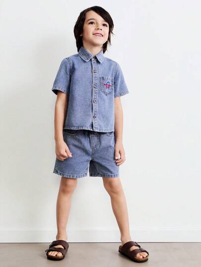 SHEIN Conjunto de camisa y shorts vaqueros para niños pequeños con efecto denim, patrón de bordado, bolsillo decorativo y cintura elástica, apto para uso diario casual en primavera