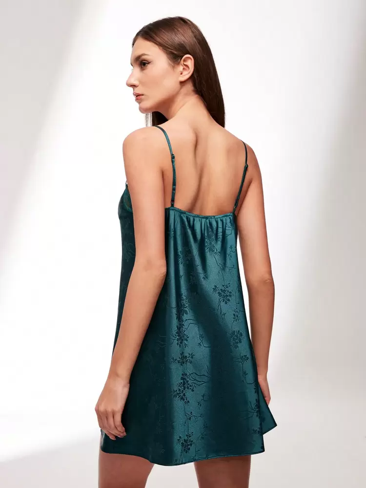 Robe de nuit nuisette en satin vert soyeux d'été, style rétro élégant et luxueux avec motif floral, col en V. Peut être portée comme vêtement extérieur. Nuisette et pyjama