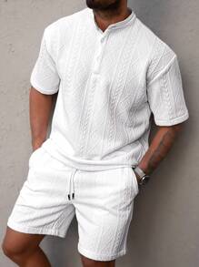 Manfinity Homme 男士度假休闲风，INS 推荐一款白色针织几何纹理提花宽松短袖 Polo 衫，半纽扣开襟。这款衬衫彰显法式优雅与浪漫，是夏威夷海滩度假、音乐节和日常穿着的完美之选。它也是送给男朋友或老公的理想礼物。男士短裤套装，男士两件套，男士几何纹理短袖 Polo 衫和短裤休闲装，男士衬衫套装，白色男装