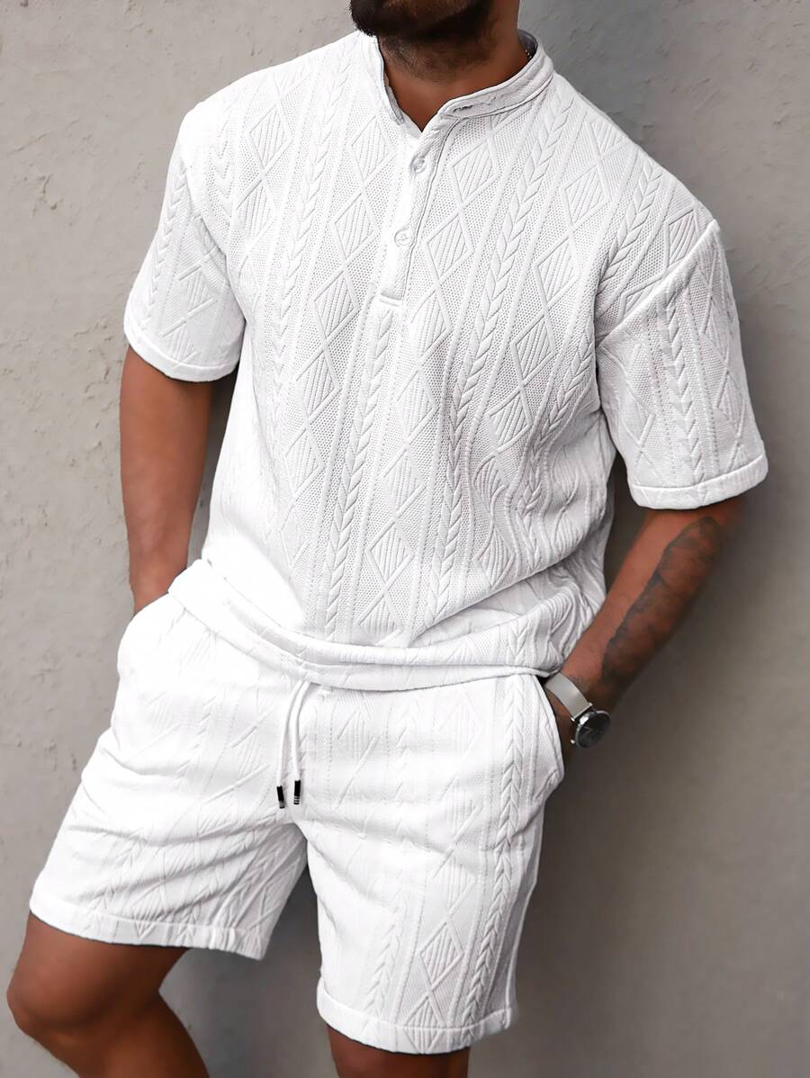 Manfinity Homme 男士度假休闲风，INS 推荐一款白色针织几何纹理提花宽松短袖 Polo 衫，半纽扣开襟。这款衬衫彰显法式优雅与浪漫，是夏威夷海滩度假、音乐节和日常穿着的完美之选。它也是送给男朋友或老公的理想礼物。男士短裤套装，男士两件套，男士几何纹理短袖 Polo 衫和短裤休闲装，男士衬衫套装，白色男装