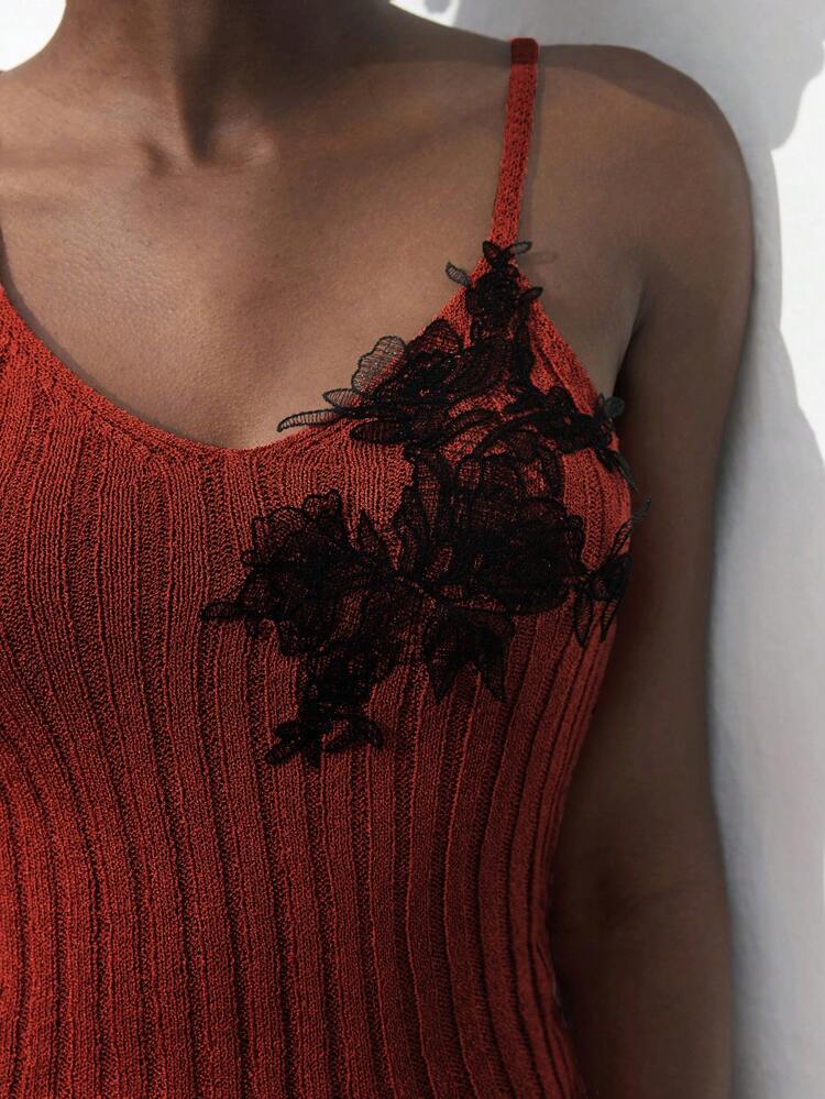SHEIN Maija 女性用 レッドとブラックのレース フローラル刺繍ニットベスト、エレガントなバケーションカジュアル ロマンチック、お出かけ、パーティー、結婚式の来賓、ヴィンテージスタイル、バレンタインデーに適しています