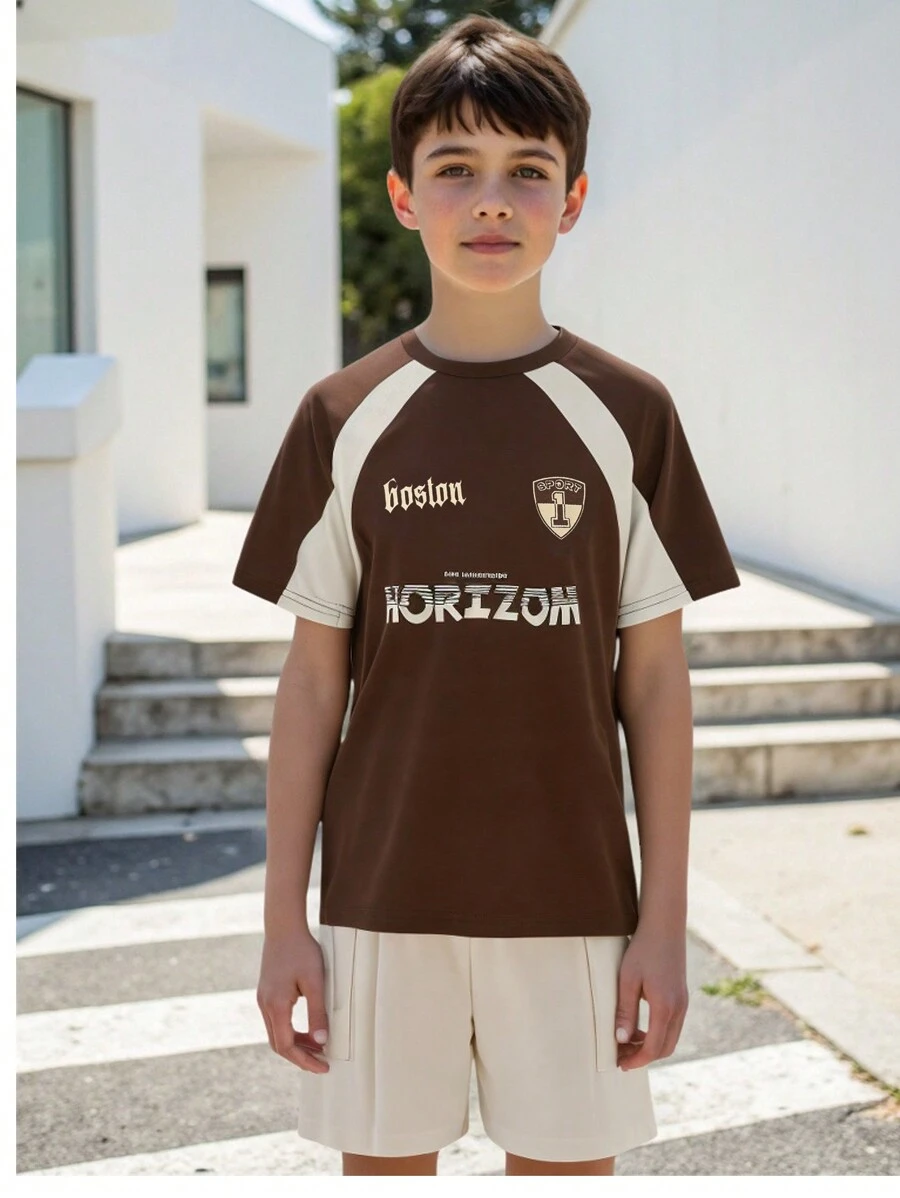 SHEIN 2 pièces ensemble casual énergique pour garçon préadolescent. Le Top est un t-shirt à manches courtes avec des couleurs contrastées marron et blanc, vibrant et énergique. Associé à un short blanc avec des poches latérales pratiques pour que les enfants puissent ranger de petits objets. La conception globale est simple et moderne, convenant aussi bien pour le port quotidien casual que pour les sports, permettant aux enfants de profiter des sports tout en mettant en valeur leur charme unique.