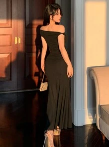 DAZY تنورة ذات طيّة أمامية مجعدة بحافة ذيل الحورية وأكتاف مكشوفة من قطعتين ، ذات لون سادة وقطعة عليا مناسبة للسيدات