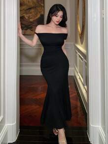 DAZY تنورة ذات طيّة أمامية مجعدة بحافة ذيل الحورية وأكتاف مكشوفة من قطعتين ، ذات لون سادة وقطعة عليا مناسبة للسيدات