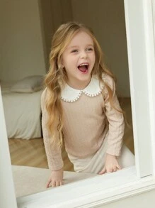 SHEIN Young Girl Two-Piece Knit Set Must-Have Voor Lente, Herfst En Winter! Het Heeft Een Exquise Kanten Omslagkraag En Het Jacquard Vakmanschap Is Uitstekend. Het Ontwerp Van Lange Mouwen En Uitlopende Lange Broeken Is Zowel Stijlvol Als Comfortabel. Het Toont Volledig De Mooie En Zoete Stijl, En Is Zeer Geschikt Voor Dagelijkse Vrije Tijd Of Buiten. Het Is Een Elegante Keuze Voor Babymeisjes.