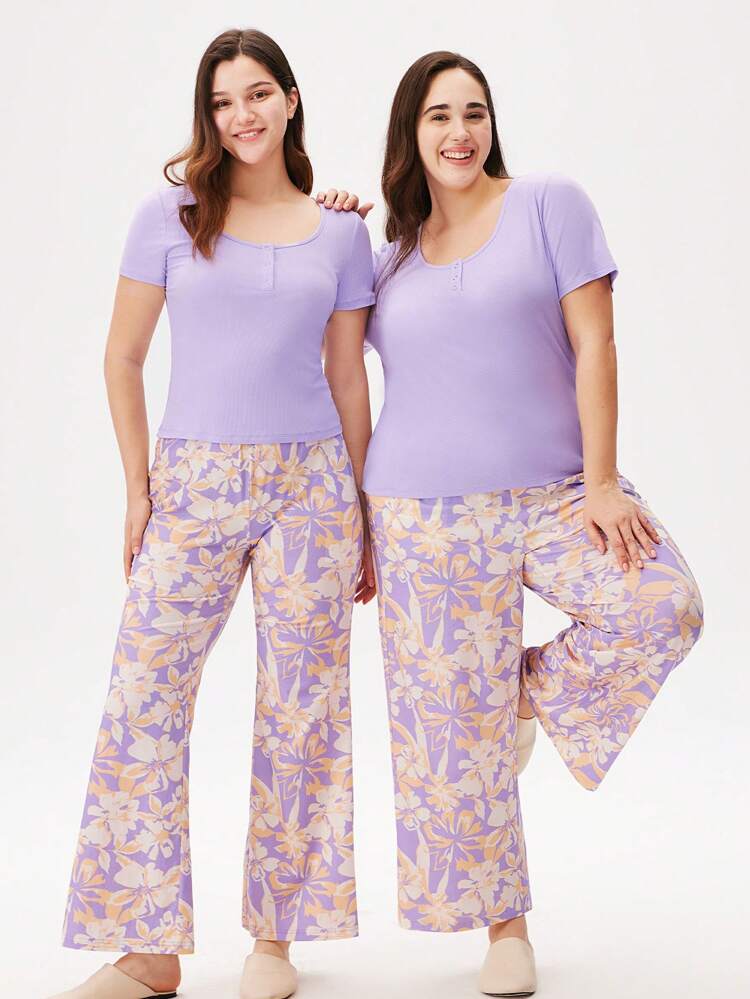Ensemble de pyjama aéré pour femmes composé d'un t-shirt henley en coton doux violet et d'un pantalon à motifs. Pantalon avec poches. Lingerie pouvant être portée comme vêtement d'extérieur. Ensemble de détente pour le printemps et l'été