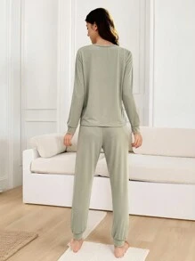 SHEIN Conjunto de pijama informal, cómodo, de manga larga con estampado en inglés simple de colores verde y claro para adolescentes