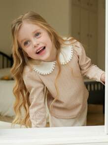 SHEIN Young Girl Two-Piece Knit Set Must-Have Voor Lente, Herfst En Winter! Het Heeft Een Exquise Kanten Omslagkraag En Het Jacquard Vakmanschap Is Uitstekend. Het Ontwerp Van Lange Mouwen En Uitlopende Lange Broeken Is Zowel Stijlvol Als Comfortabel. Het Toont Volledig De Mooie En Zoete Stijl, En Is Zeer Geschikt Voor Dagelijkse Vrije Tijd Of Buiten. Het Is Een Elegante Keuze Voor Babymeisjes.