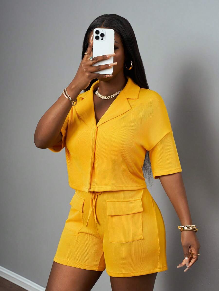 Slaydiva 2025 Sommer neue Ankunft Damen Lässig, Bohème, Western, Vintage, St. Patrick's Day, Geburtstagsfest, Abschluss, Alltag, Alles-passend, Lässig, Kreuzfahrt-Reisen, Strand, Sonnenschein, Sport Streetwear Utility Taschen Top & Kordelzug Shorts, strukturiert, gelb 2-teiliges Set