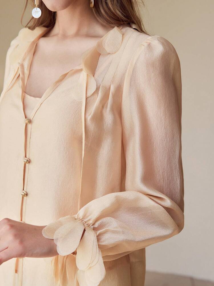 APPLIQUES TIE NECK TOP