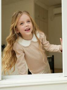 SHEIN Young Girl Two-Piece Knit Set Must-Have Voor Lente, Herfst En Winter! Het Heeft Een Exquise Kanten Omslagkraag En Het Jacquard Vakmanschap Is Uitstekend. Het Ontwerp Van Lange Mouwen En Uitlopende Lange Broeken Is Zowel Stijlvol Als Comfortabel. Het Toont Volledig De Mooie En Zoete Stijl, En Is Zeer Geschikt Voor Dagelijkse Vrije Tijd Of Buiten. Het Is Een Elegante Keuze Voor Babymeisjes.