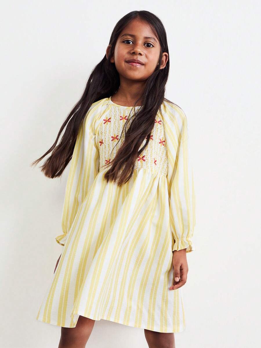 SHEIN 年轻女孩黄色条纹粉色刺绣前褶皱泡泡袖喇叭下摆宽松连衣裙，波西米亚风格度假 - 黃色 - 查看 1