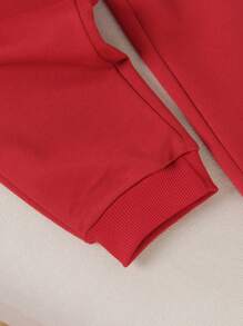 SHEIN 2 pièces/Ensemble sweat-shirt à capuche et pantalon oversize pour jeunes garçons avec imprimé voiture tout-terrain et lettres artistiques. Le sweat-shirt à capuche contrasté apporte des couches visuelles et une allure mode. Tissu doux et agréable sur la peau avec des poignets de jambe élastiques. Convient pour le quotidien, les sports, l'école et les activités extérieures.