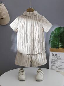 SHEIN 2 件套男童纯色短袖贴布羽绒衬衫和字母印花短裤