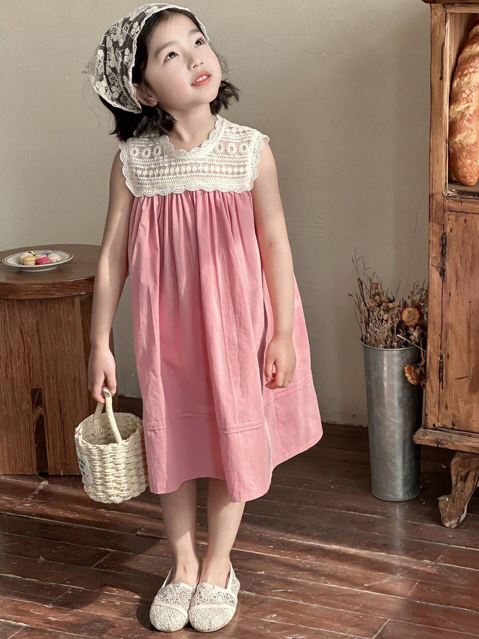 Young Girl Contrast Lace Sleeveless Round Neck Dress