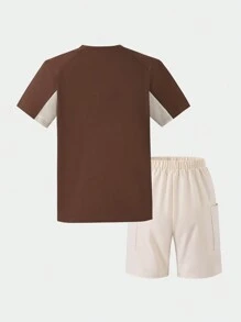 SHEIN 2 pièces ensemble casual énergique pour garçon préadolescent. Le Top est un t-shirt à manches courtes avec des couleurs contrastées marron et blanc, vibrant et énergique. Associé à un short blanc avec des poches latérales pratiques pour que les enfants puissent ranger de petits objets. La conception globale est simple et moderne, convenant aussi bien pour le port quotidien casual que pour les sports, permettant aux enfants de profiter des sports tout en mettant en valeur leur charme unique.