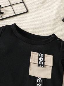 男婴字母印花口袋短袖 T 恤和裤子 2 件套