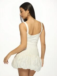 MISSGUIDED 纹理锦缎蓬蓬迷你连衣裙，修身胸衣，泡泡裙摆，方领无袖，适合派对、晚宴、特殊场合、婚礼宾客等时尚场合。 - 白色 - 查看 2