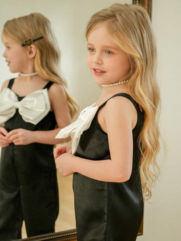 Young Girl One-Piece Jumpsuits With Suspenders Suitable For Little Girls Are Decorated With Big Bows On The Chest. The New Style Is On The Market. It's Comfortable, Fashionable, Elegant, Sweet, Unique, Cute And A Must For Daily Outfits