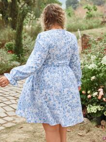 SHEIN VCAY 大码度假花卉印花蝴蝶装饰连衣裙 - 藍白色 - 查看 2