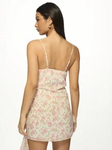 MISSGUIDED Vestido mini con volantes florales, bajo asimétrico y con volantes, para fiestas de verano, bodas, invitados, ocasiones especiales, con escote de corazón, cuello en V y sin mangas