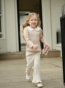 SHEIN Young Girl Two-Piece Knit Set Must-Have Voor Lente, Herfst En Winter! Het Heeft Een Exquise Kanten Omslagkraag En Het Jacquard Vakmanschap Is Uitstekend. Het Ontwerp Van Lange Mouwen En Uitlopende Lange Broeken Is Zowel Stijlvol Als Comfortabel. Het Toont Volledig De Mooie En Zoete Stijl, En Is Zeer Geschikt Voor Dagelijkse Vrije Tijd Of Buiten. Het Is Een Elegante Keuze Voor Babymeisjes.