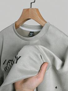 Manfinity Hypemode "Men's Casual Daily Style, Spring Vacation Look, INS Matching Item: Unique Niche Suede Fabric Short-Sleeve T-Shirt In Light Gray-Green With A 3D Foam Printed Design On The Front, Featuring A Heart And The Valentine's Day Slogan 'I FEEL IN LOVE WITH YOU INSTANTLY.' This T-Shirt Is Perfect For Spring And Summer Outfits And Ideal For Matching Couple Styles, Making It A Great Gift For Boyfriends Or Husbands."