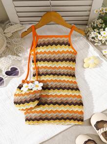 穿着五彩条纹和可爱包包连衣裙的小女孩