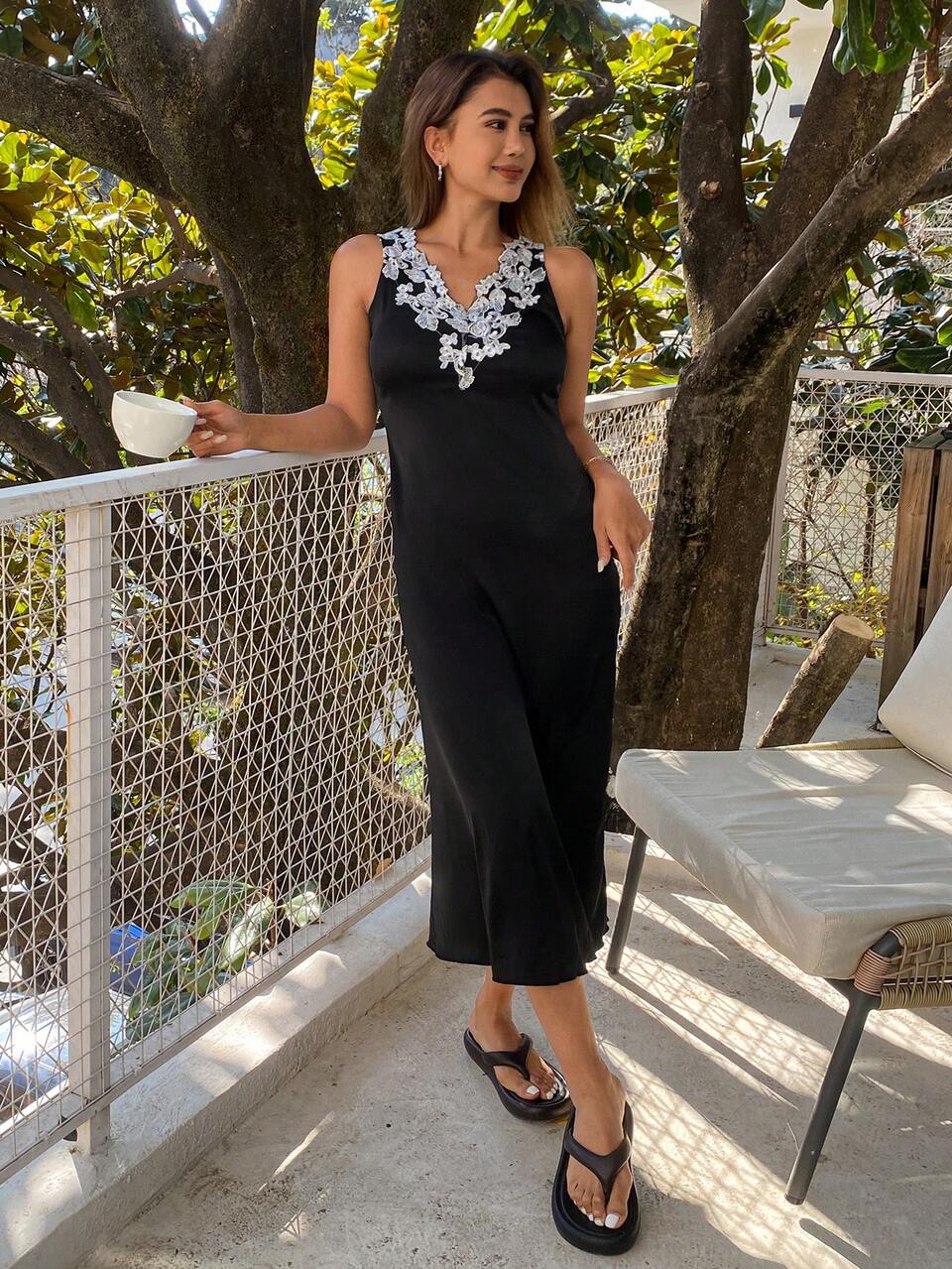 Women's Lace Patchwork Color Block V-Neck Sleeveless Nightgown Pajama