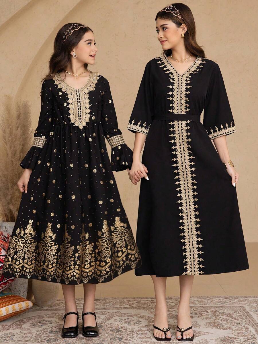 SHEIN Vestido de manga larga con escote en V y dobladillo con estampado floral de lámina de oro para niñas - Negro - Ver 1