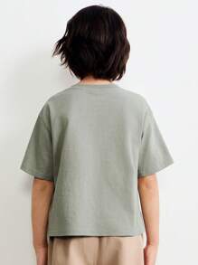 SHEIN 年轻男孩可爱仙人掌图案 T 恤和宽松卡其短裤套装，休闲日常穿着，春季 - 綠色 - 查看 2