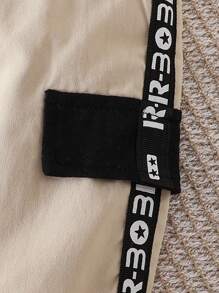 男婴字母印花口袋短袖 T 恤和裤子 2 件套