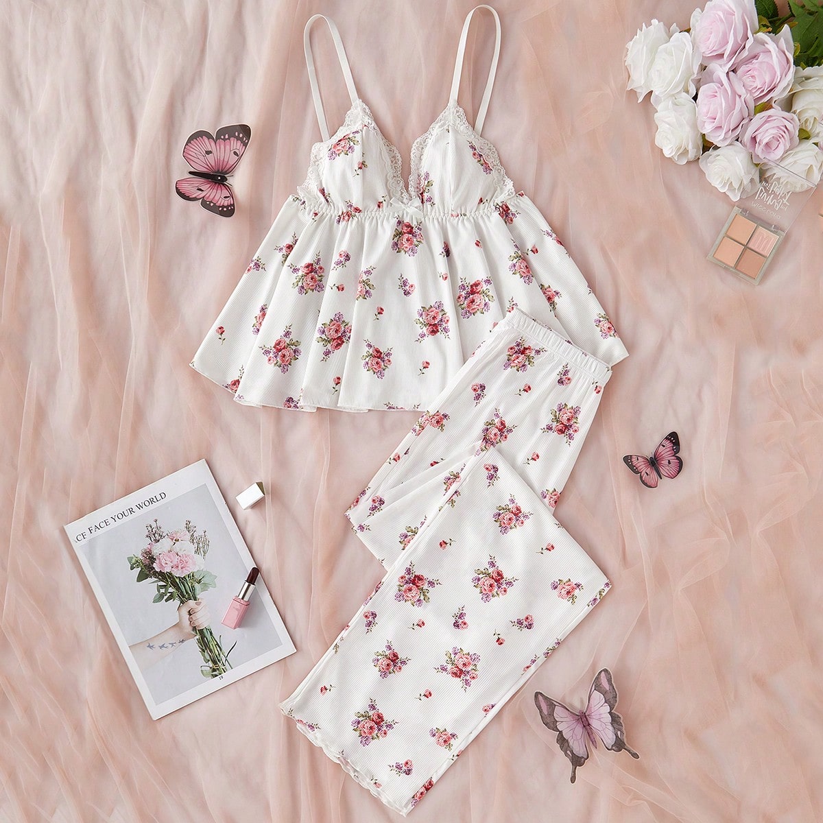 Conjunto de pijama de camisa de tirantes y pantalones con estampado floral diminuto y detalles de encaje