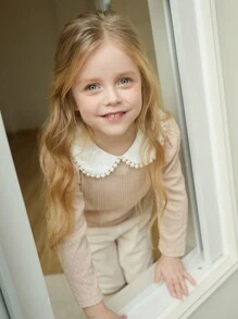 SHEIN Young Girl Two-Piece Knit Set Must-Have Voor Lente, Herfst En Winter! Het Heeft Een Exquise Kanten Omslagkraag En Het Jacquard Vakmanschap Is Uitstekend. Het Ontwerp Van Lange Mouwen En Uitlopende Lange Broeken Is Zowel Stijlvol Als Comfortabel. Het Toont Volledig De Mooie En Zoete Stijl, En Is Zeer Geschikt Voor Dagelijkse Vrije Tijd Of Buiten. Het Is Een Elegante Keuze Voor Babymeisjes.