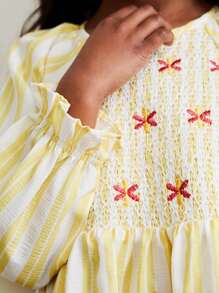 SHEIN 年轻女孩黄色条纹粉色刺绣前褶皱泡泡袖喇叭下摆宽松连衣裙，波西米亚风格度假 - 黃色 - 查看 7