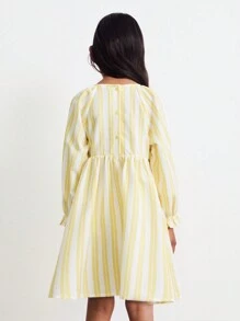 SHEIN 年轻女孩黄色条纹粉色刺绣前褶皱泡泡袖喇叭下摆宽松连衣裙，波西米亚风格度假 - 黃色 - 查看 2