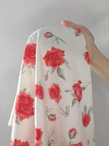 Camisón de talla grande con cuello en V, volantes y estampado romántico de rosas
