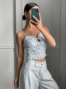 SHEIN Frenchy Áo hai dây không tay kiểu Pháp dệt kim màu xanh trắng thanh lịch dành cho nữ, họa tiết hoa nhí, thắt eo bằng ren, cài cúc vỏ sò, thích hợp cho kỳ nghỉ hè, đi biển, nghỉ mát, gợi cảm, dễ thương, thích hợp cho bữa ăn trưa, đi chơi, sang trọng, kiểu châu Âu, thắt nơ phía trước, họa tiết hoa. - Xanh và trắng - Xem 2