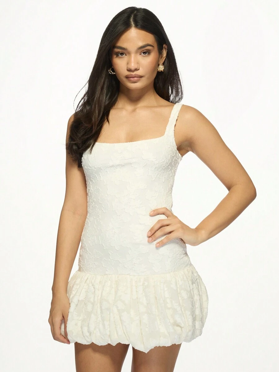 MISSGUIDED 纹理锦缎蓬蓬迷你连衣裙，修身胸衣，泡泡裙摆，方领无袖，适合派对、晚宴、特殊场合、婚礼宾客等时尚场合。 - 白色 - 查看 1