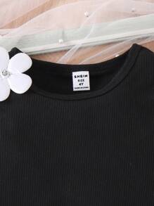 2 件套年轻女孩针织无袖 V 领白色五瓣花上衣和荷叶边短裤套装，时尚优雅的夏季服装 - 黑色 - 查看 5