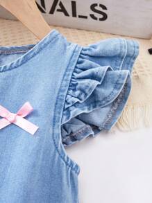 SHEIN 年轻女孩粉色丝带可爱蝴蝶结点缀蓝色牛仔盖袖连衣裙，女童春夏休闲度假波西米亚风家居服， - 深色水洗藍 - 查看 3