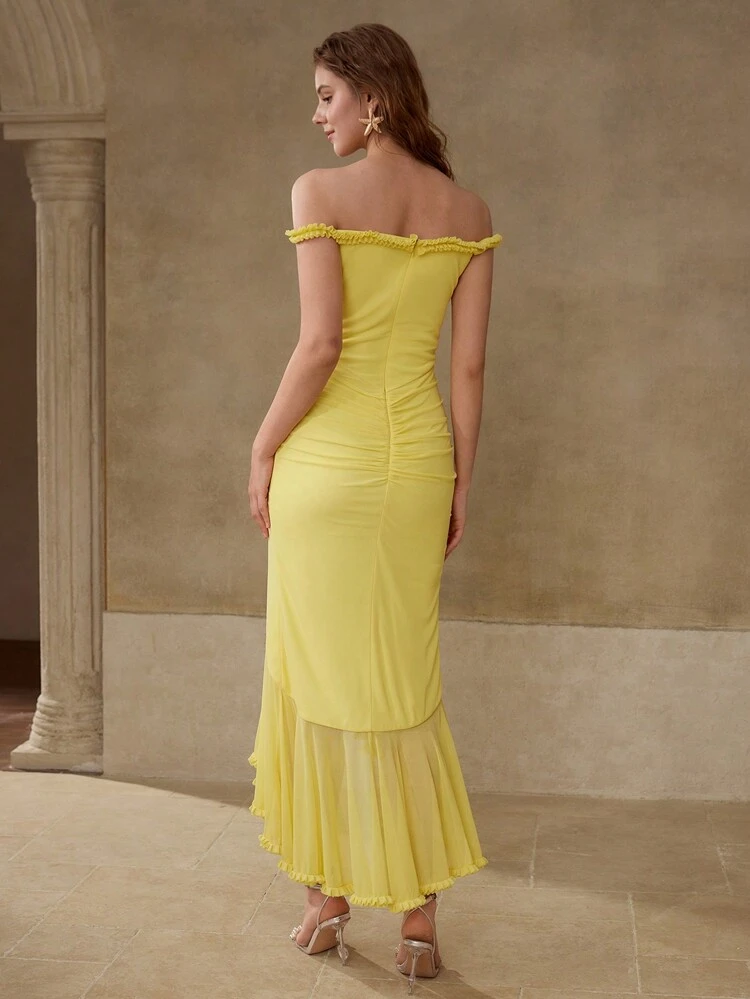 VESTIDO ROMÂNTICO FEMININO DE MALHA ELÁSTICA E TULE COM OMBROS DE FORA