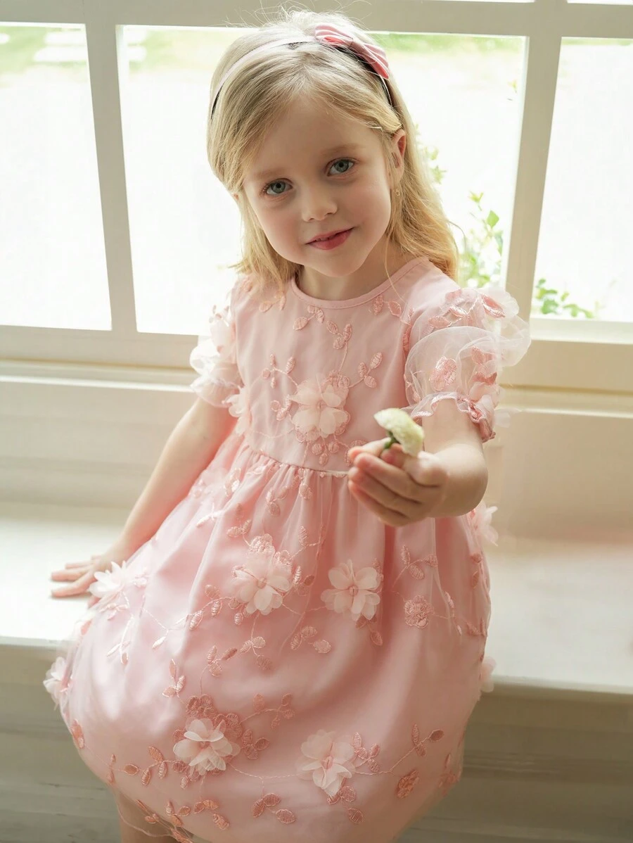 SHEIN 年轻女孩纯色优雅圆领 3D 花卉网眼泡泡短袖 A 字迷你连衣裙,春/秋 - 粉色 - 查看 1