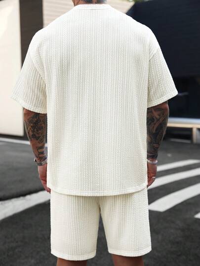 Manfinity CasualCool 男士度假休闲风格，采用INS风春夏橙色毛圈布花卉短袖衬衫和短裤套装，饰以向日葵和雏菊图案，是音乐节、夏威夷海滩度假和日常穿着的完美之选。也是送给男朋友或老公的绝佳礼物。男士短裤套装，男士两件套，男士T恤套装，男士提花针织T恤，简约时尚，适合夏季穿着。