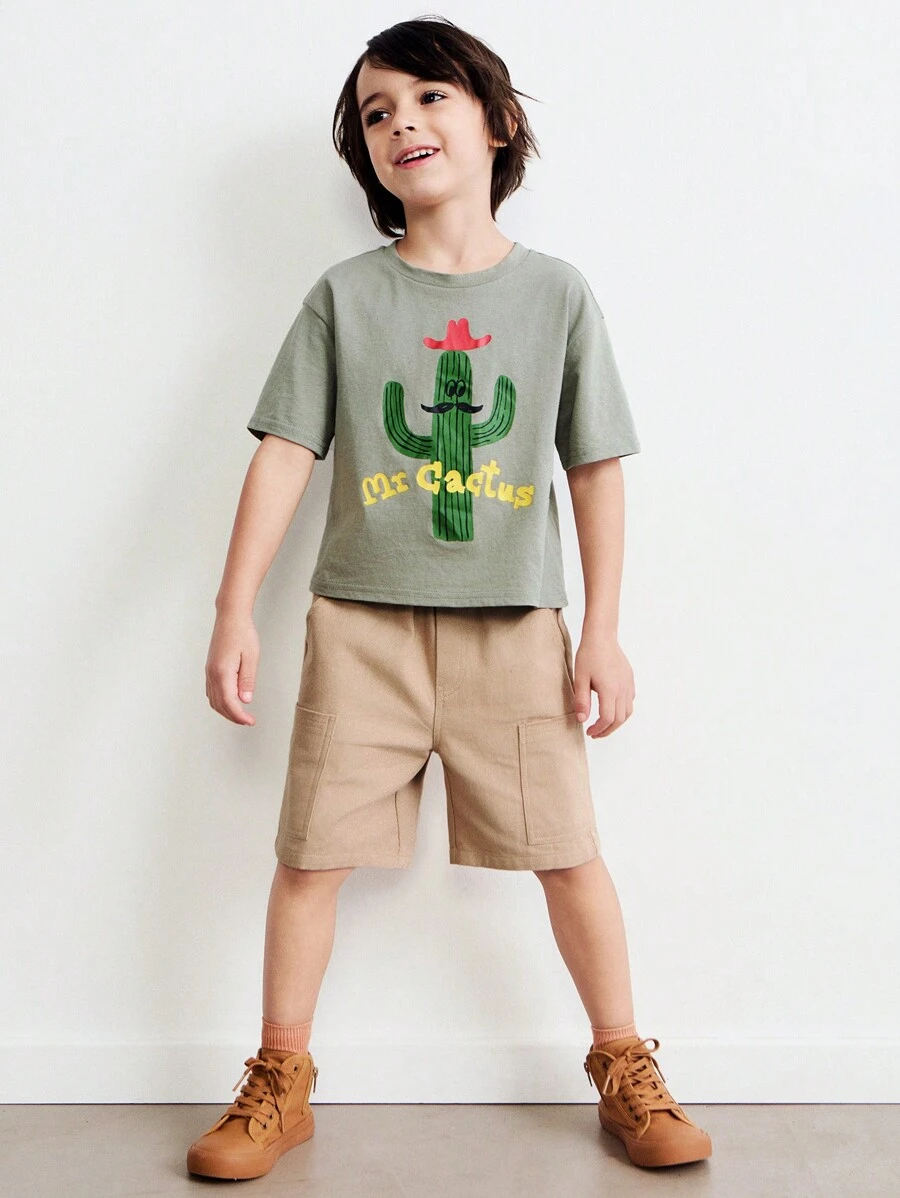 SHEIN 年轻男孩可爱仙人掌图案 T 恤和宽松卡其短裤套装，休闲日常穿着，春季 - 綠色 - 查看 1