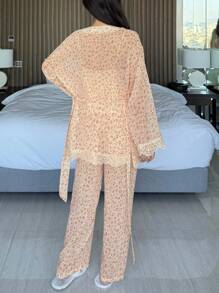 DAZY Conjunto de pijama de 3 piezas con bata, camiseta y pantalón largo con estampado de leopardo y encaje para damas
