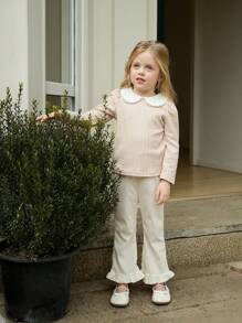SHEIN Young Girl Two-Piece Knit Set Must-Have Voor Lente, Herfst En Winter! Het Heeft Een Exquise Kanten Omslagkraag En Het Jacquard Vakmanschap Is Uitstekend. Het Ontwerp Van Lange Mouwen En Uitlopende Lange Broeken Is Zowel Stijlvol Als Comfortabel. Het Toont Volledig De Mooie En Zoete Stijl, En Is Zeer Geschikt Voor Dagelijkse Vrije Tijd Of Buiten. Het Is Een Elegante Keuze Voor Babymeisjes.