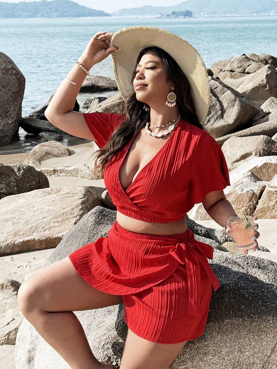 SHEIN Clasi Conjunto de 2 piezas de blusa corta de manga corta y pantalones cortos de unicolor de tela tejida para mujer talla grande para vacaciones - Rojo - Ver 1