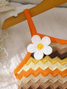 穿着五彩条纹和可爱包包连衣裙的小女孩